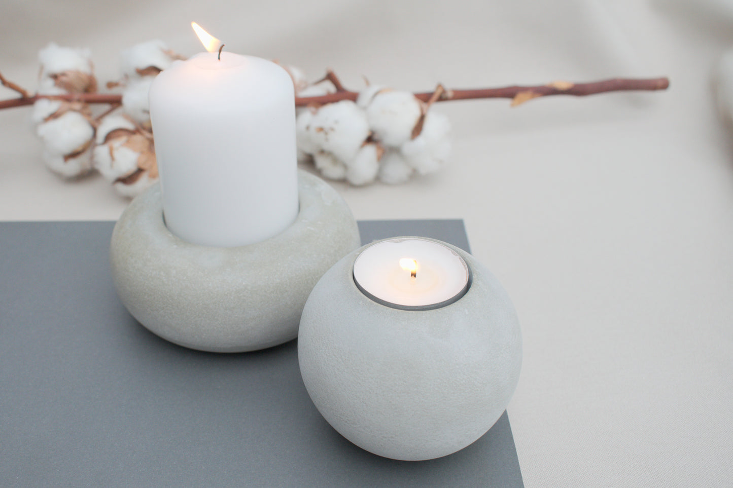 Handgemachte Kerzenhalter aus grauem Beton im Skandi Design