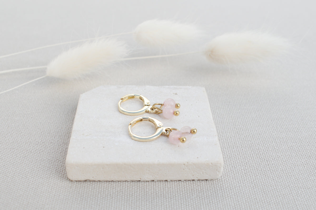 Goldene Ohrringe mit rosa Edelsteinen, romantischer Schmuck für Hochzeit & Geschenk