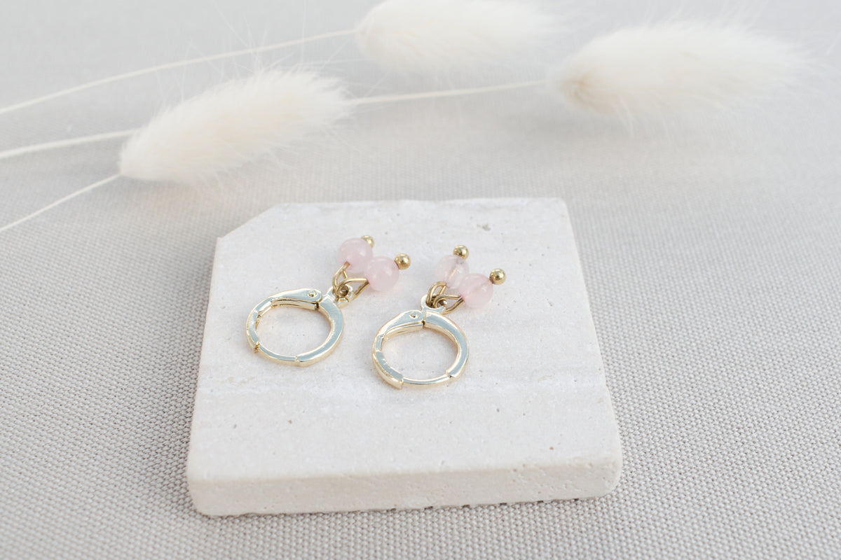 Goldene Ohrringe mit rosa Edelsteinen, romantischer Schmuck für Hochzeit & Geschenk