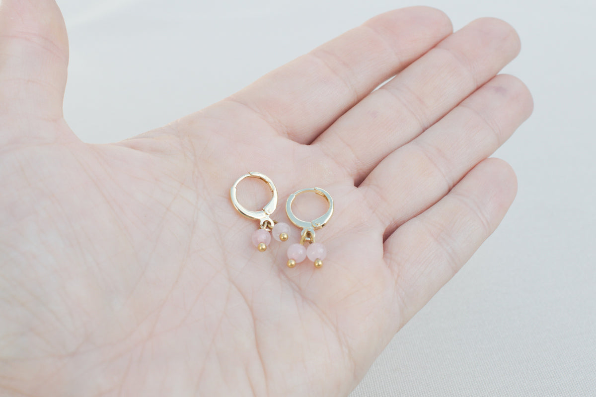 Goldene Ohrringe mit rosa Edelsteinen, romantischer Schmuck für Hochzeit & Geschenk
