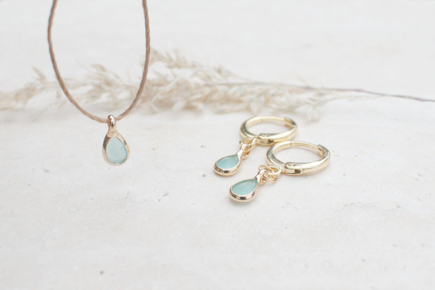 Zarte minimalistische goldenen Ohrringe mit elegantem türkisen tropfenförmigen Anhängern