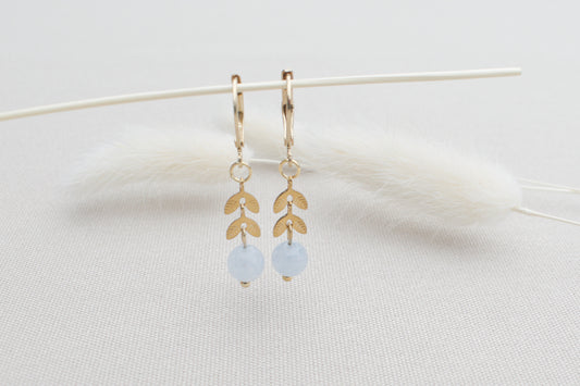 Goldene Ohrringe mit Blättern und Aquamarin, Naturstein Ohrringe, Boho Ohrringe