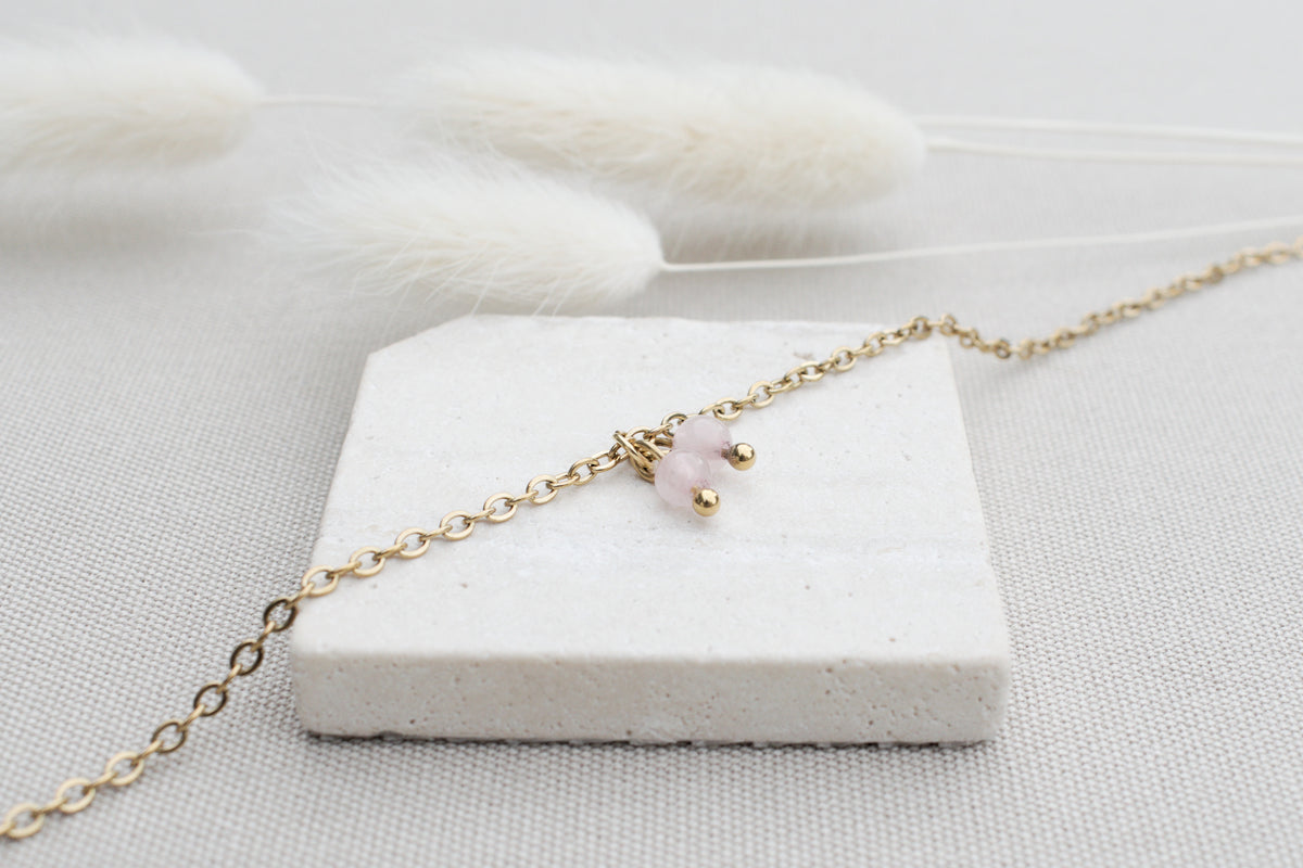 Goldene Kette mit Rosenquarz, zarte handgemachte Kirschkette in Rosa Edelstein