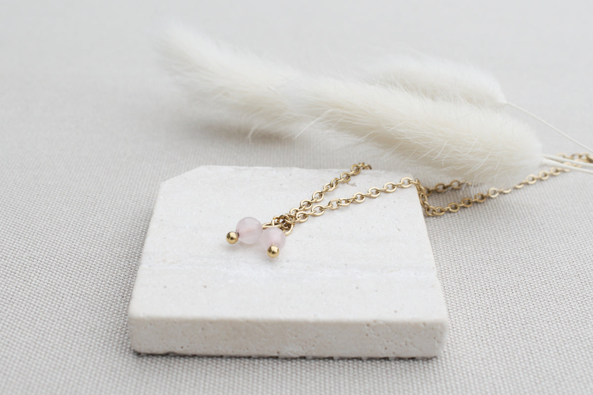 Goldene Kette mit Rosenquarz, zarte handgemachte Kirschkette in Rosa Edelstein