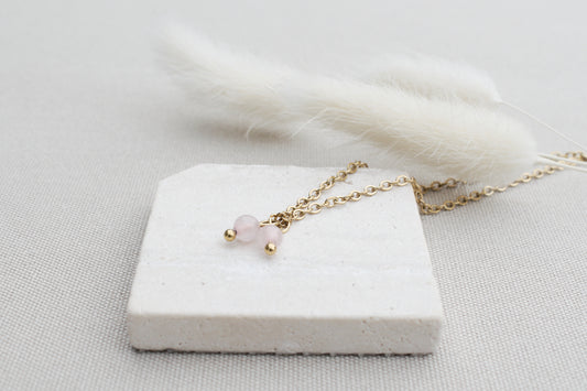 Goldene Kette mit Rosenquarz, zarte handgemachte Kirschkette in Rosa Edelstein