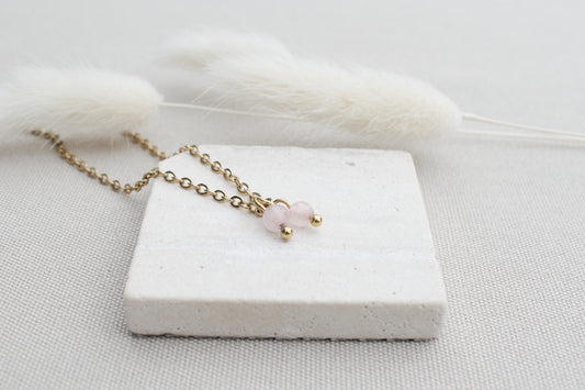 Goldene Kette mit Rosenquarz, zarte handgemachte Kirschkette in Rosa Edelstein