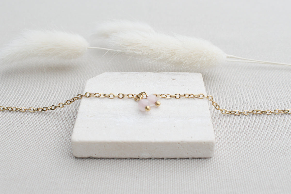 Goldene Kette mit Rosenquarz, zarte handgemachte Kirschkette in Rosa Edelstein