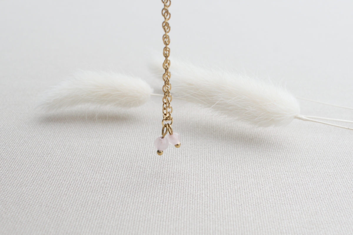 Goldene Kette mit Rosenquarz, zarte handgemachte Kirschkette in Rosa Edelstein