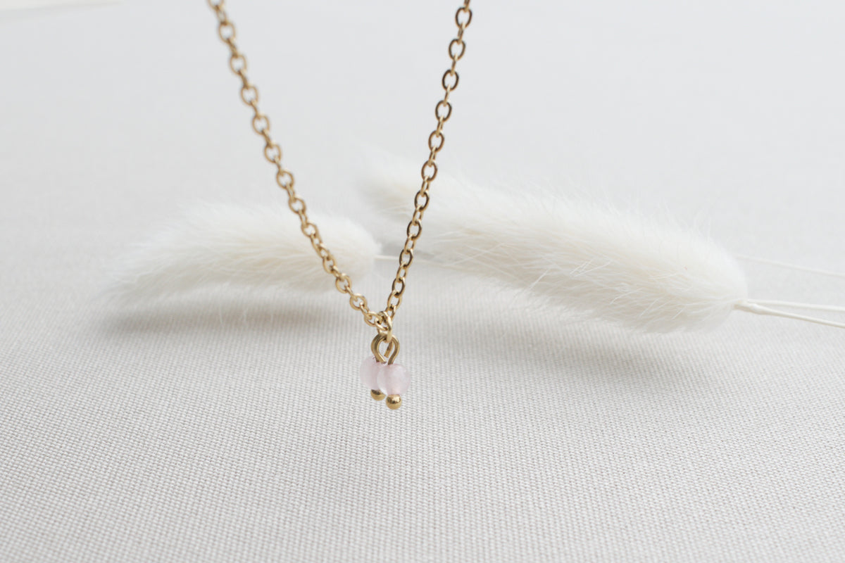 Goldene Kette mit Rosenquarz, zarte handgemachte Kirschkette in Rosa Edelstein