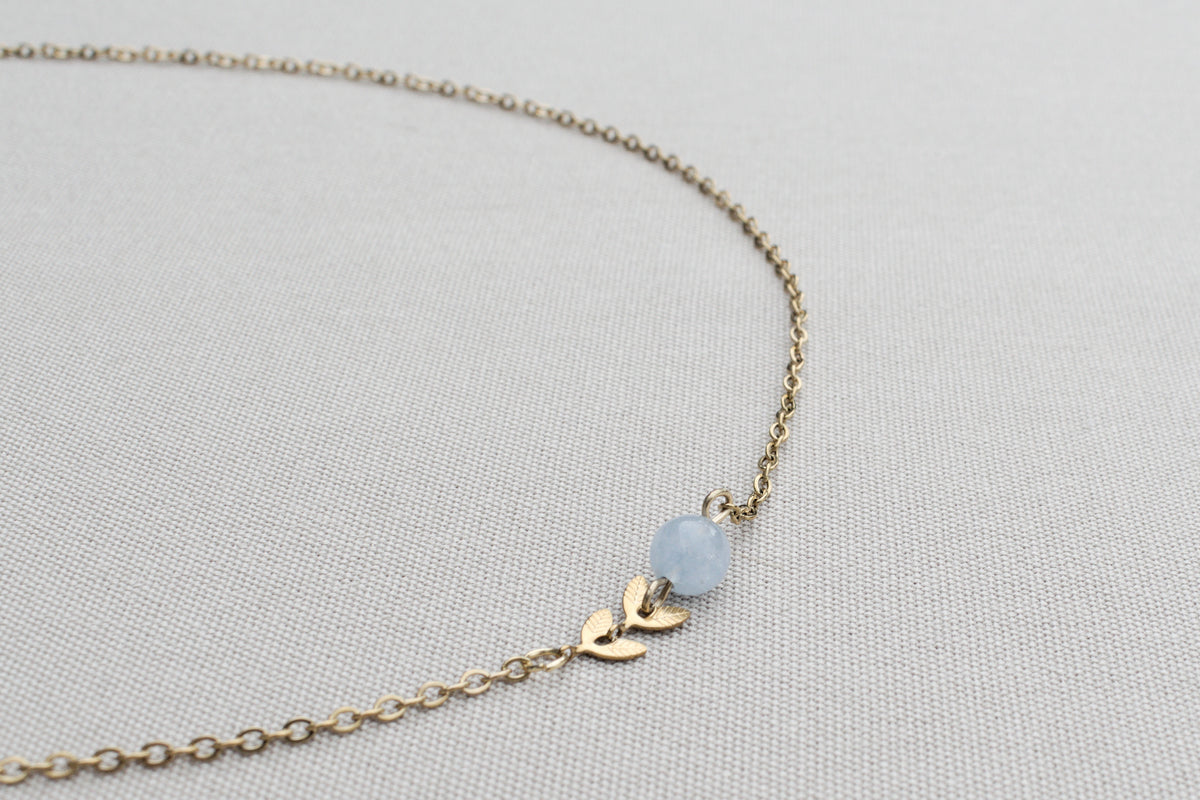 Zarte handgefertigte vergoldete Halskette mit Aquamarin & zwei Blättern, minimalistischer Schmuck