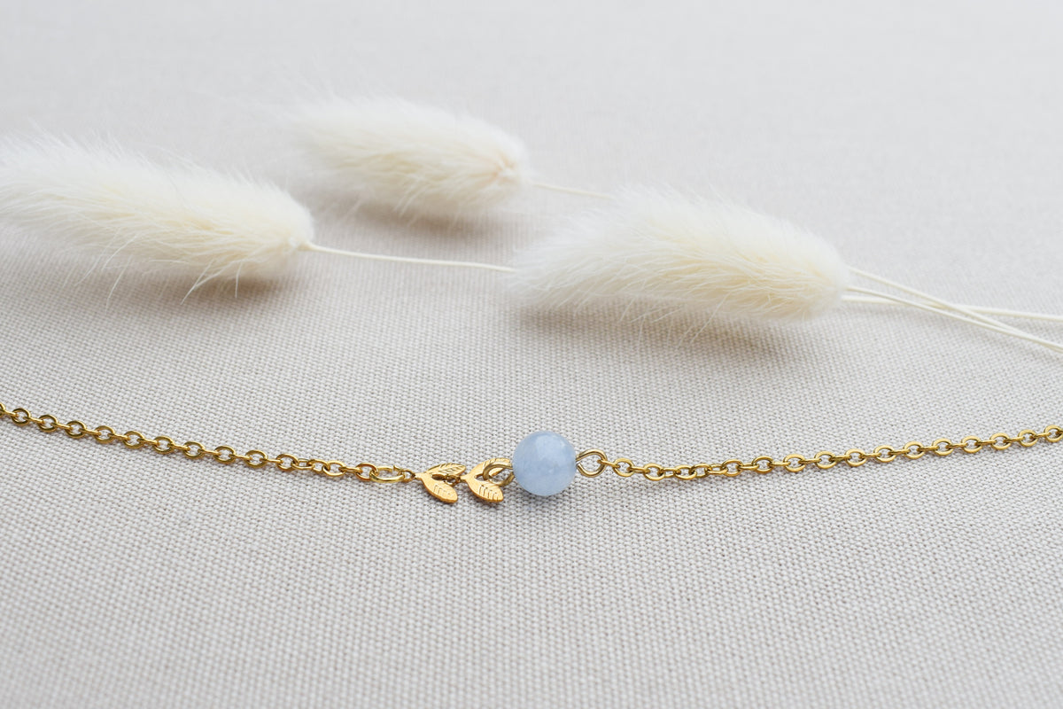 Zarte handgefertigte vergoldete Halskette mit Aquamarin & zwei Blättern, minimalistischer Schmuck