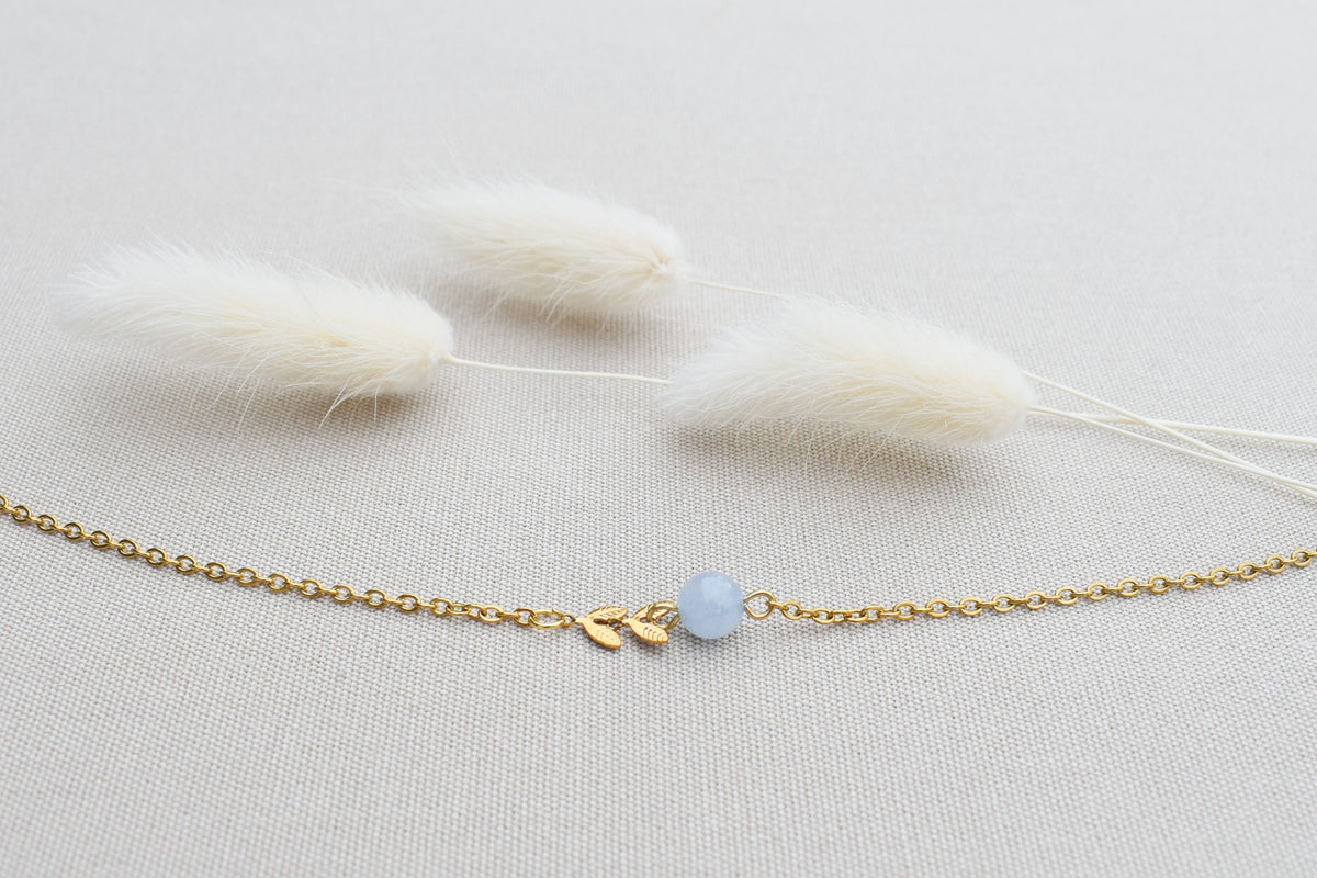 Zarte handgefertigte vergoldete Halskette mit Aquamarin & zwei Blättern, minimalistischer Schmuck