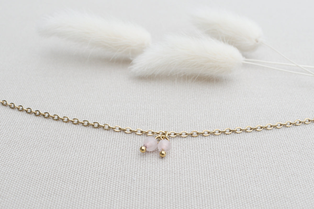 Goldene Kette mit Rosenquarz, zarte handgemachte Kirschkette in Rosa Edelstein