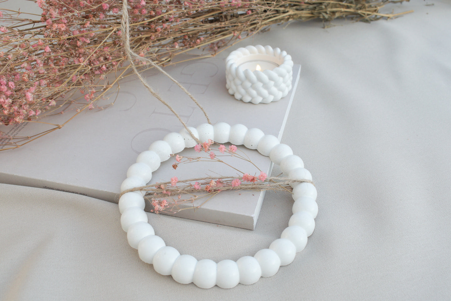 Kleiner Skandi Dekoring aus weißem Beton mit braunen Schnüren, Türdeko, Wanddeko für Blüten