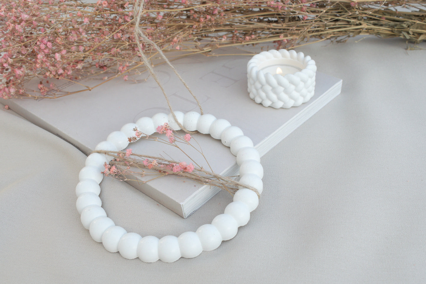 Kleiner Skandi Dekoring aus weißem Beton mit braunen Schnüren, Türdeko, Wanddeko für Blüten