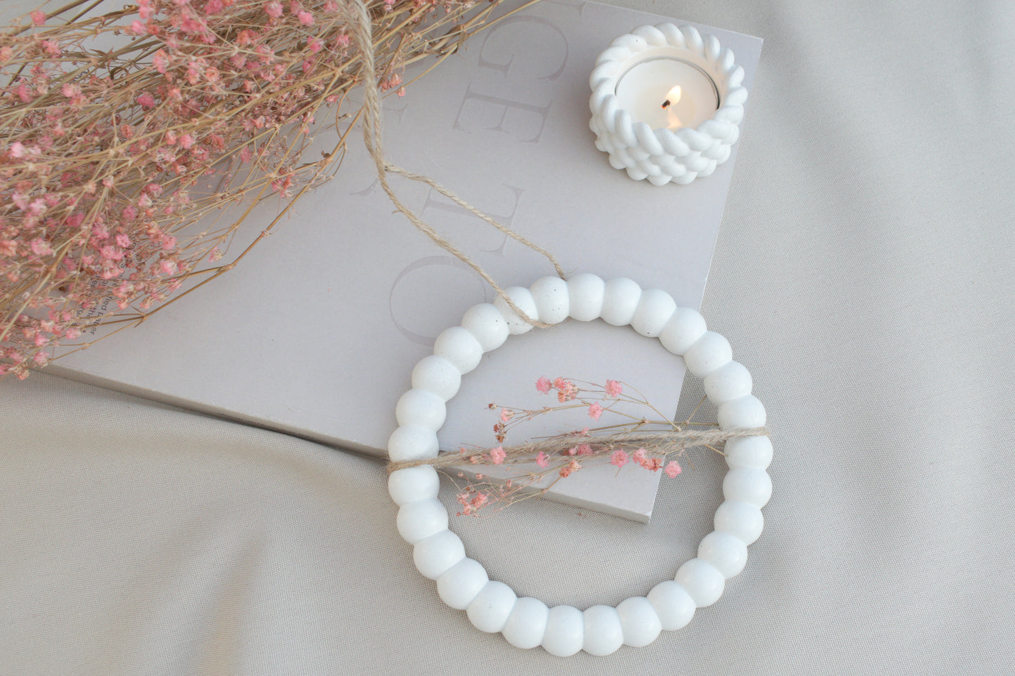 Kleiner Skandi Dekoring aus weißem Beton mit braunen Schnüren, Türdeko, Wanddeko für Blüten