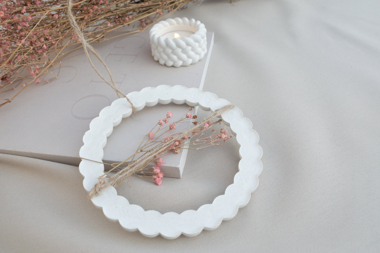 Kleiner Skandi Dekoring aus weißem Beton mit braunen Schnüren, Türdeko, Wanddeko für Blüten