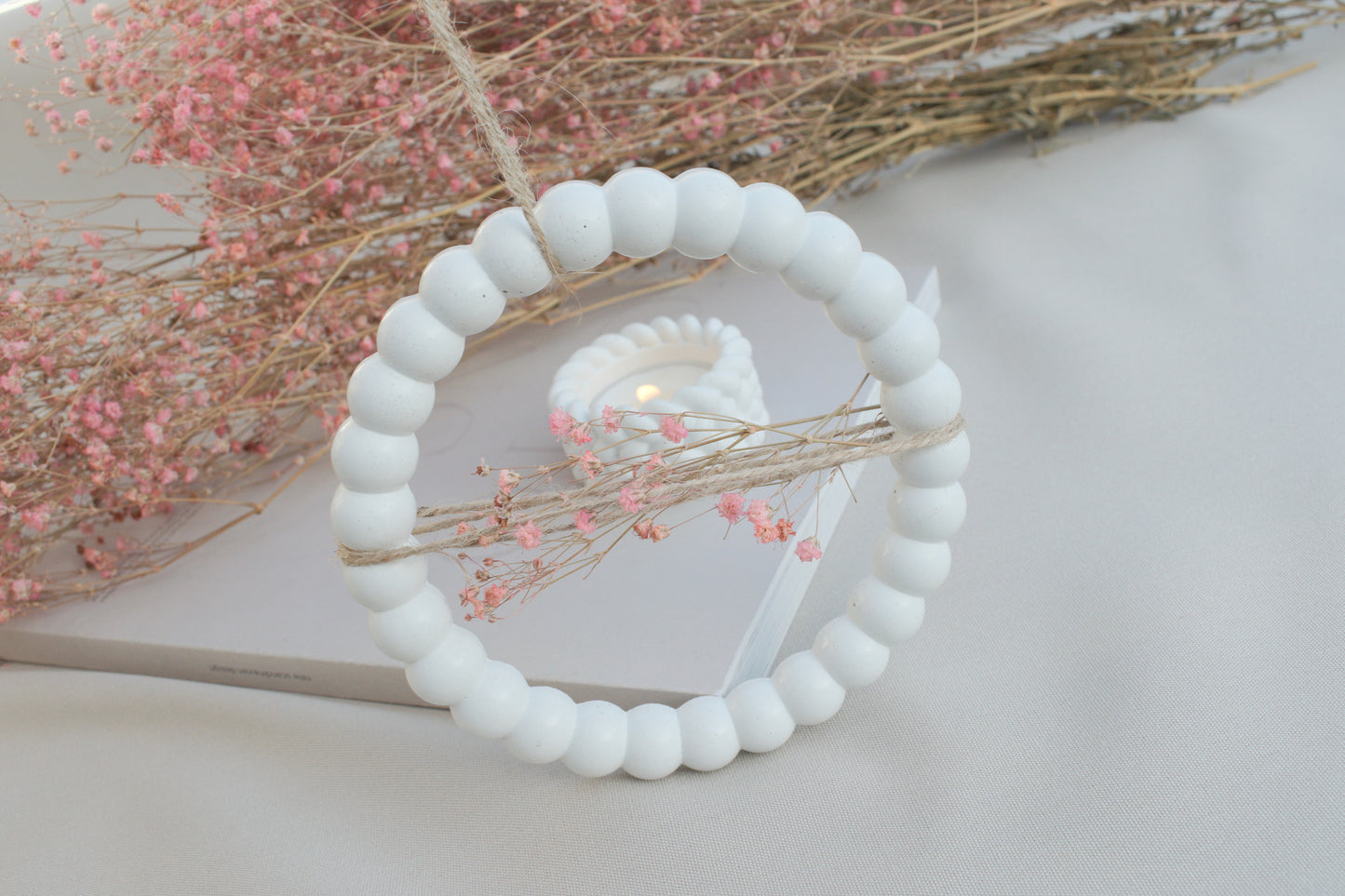 Kleiner Skandi Dekoring aus weißem Beton mit braunen Schnüren, Türdeko, Wanddeko für Blüten