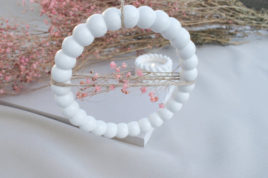 Kleiner Skandi Dekoring aus weißem Beton mit braunen Schnüren, Türdeko, Wanddeko für Blüten