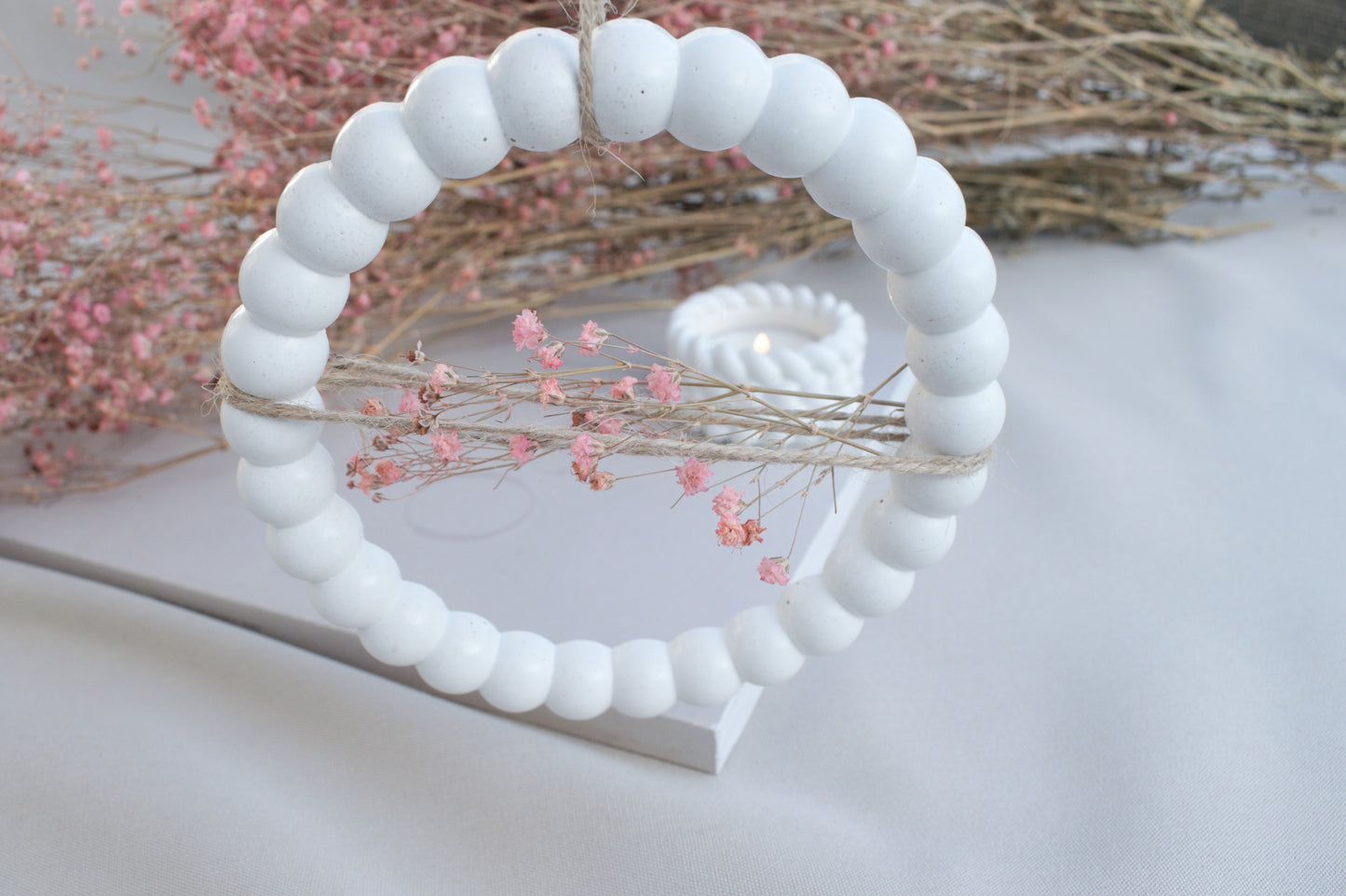 Kleiner Skandi Dekoring aus weißem Beton mit braunen Schnüren, Türdeko, Wanddeko für Blüten