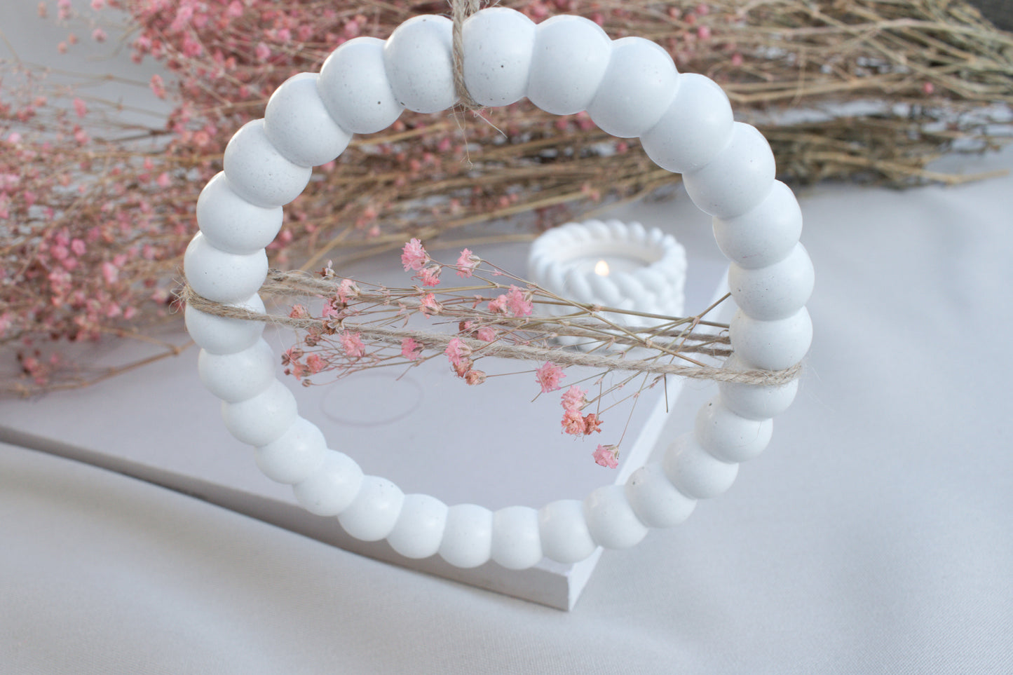 Kleiner Skandi Dekoring aus weißem Beton mit braunen Schnüren, Türdeko, Wanddeko für Blüten