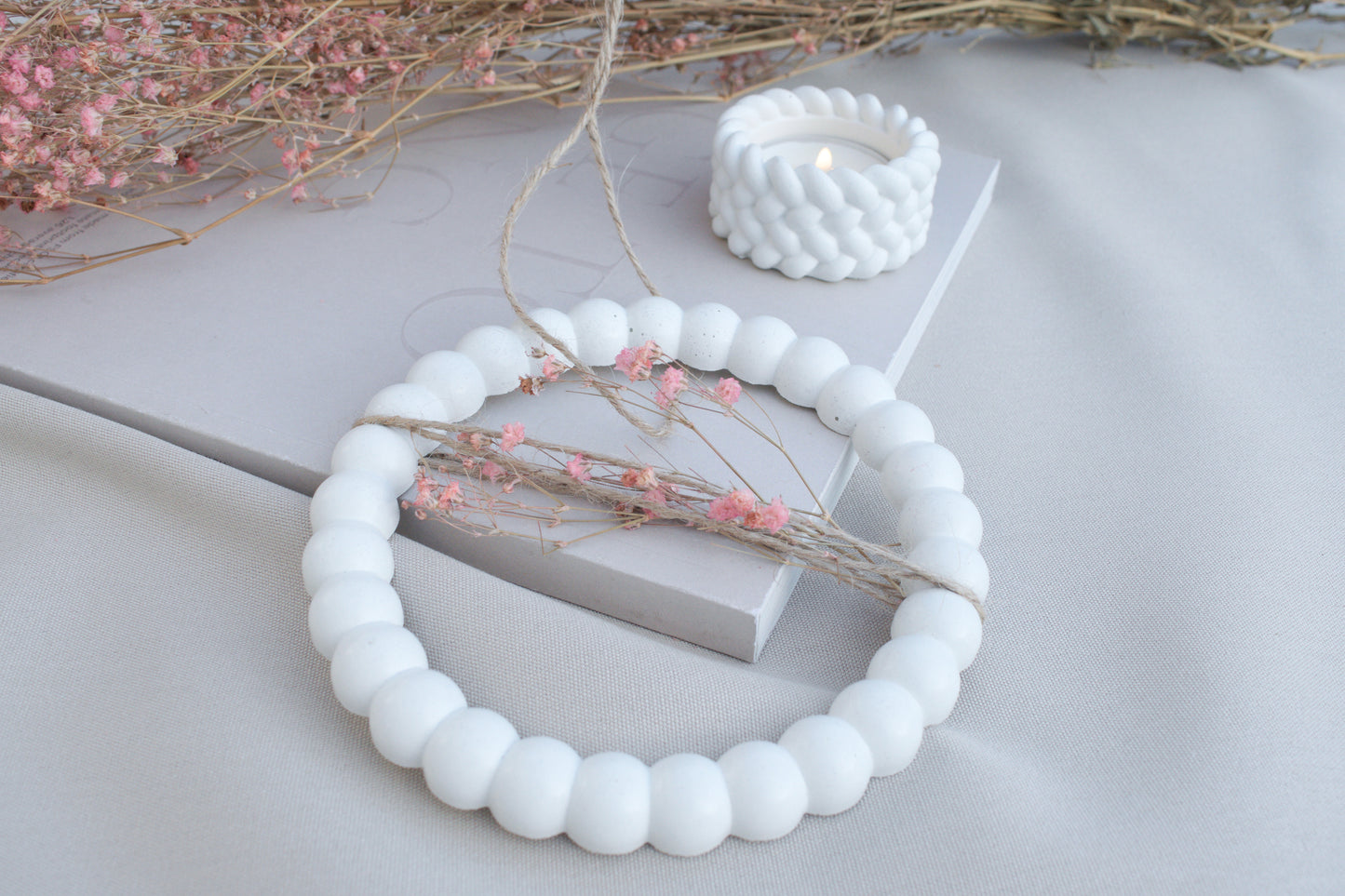 Kleiner Skandi Dekoring aus weißem Beton mit braunen Schnüren, Türdeko, Wanddeko für Blüten