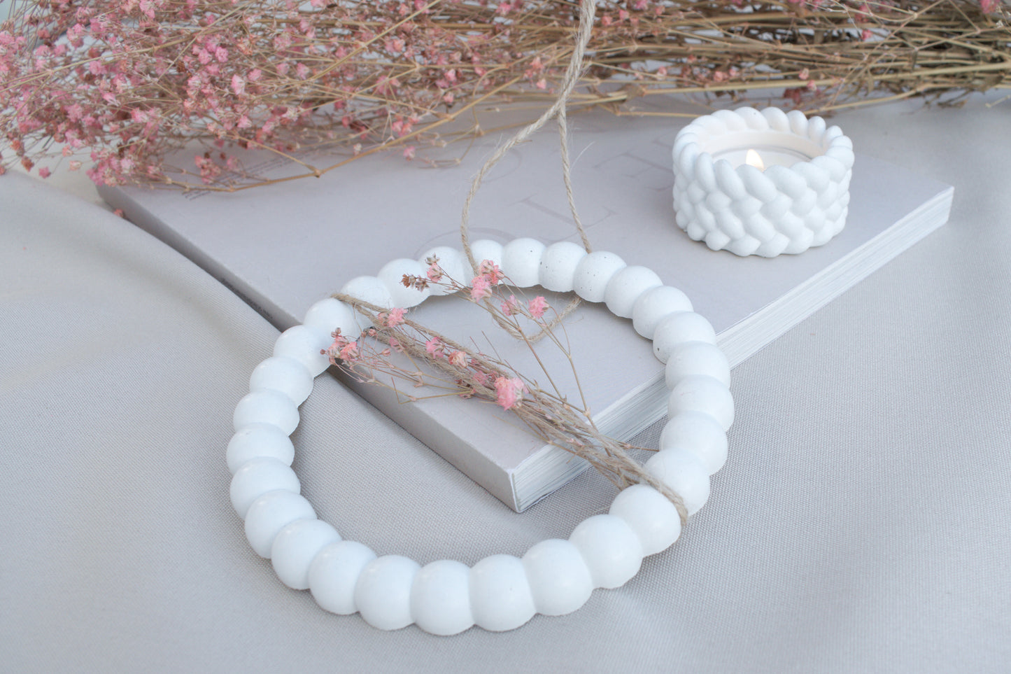 Kleiner Skandi Dekoring aus weißem Beton mit braunen Schnüren, Türdeko, Wanddeko für Blüten