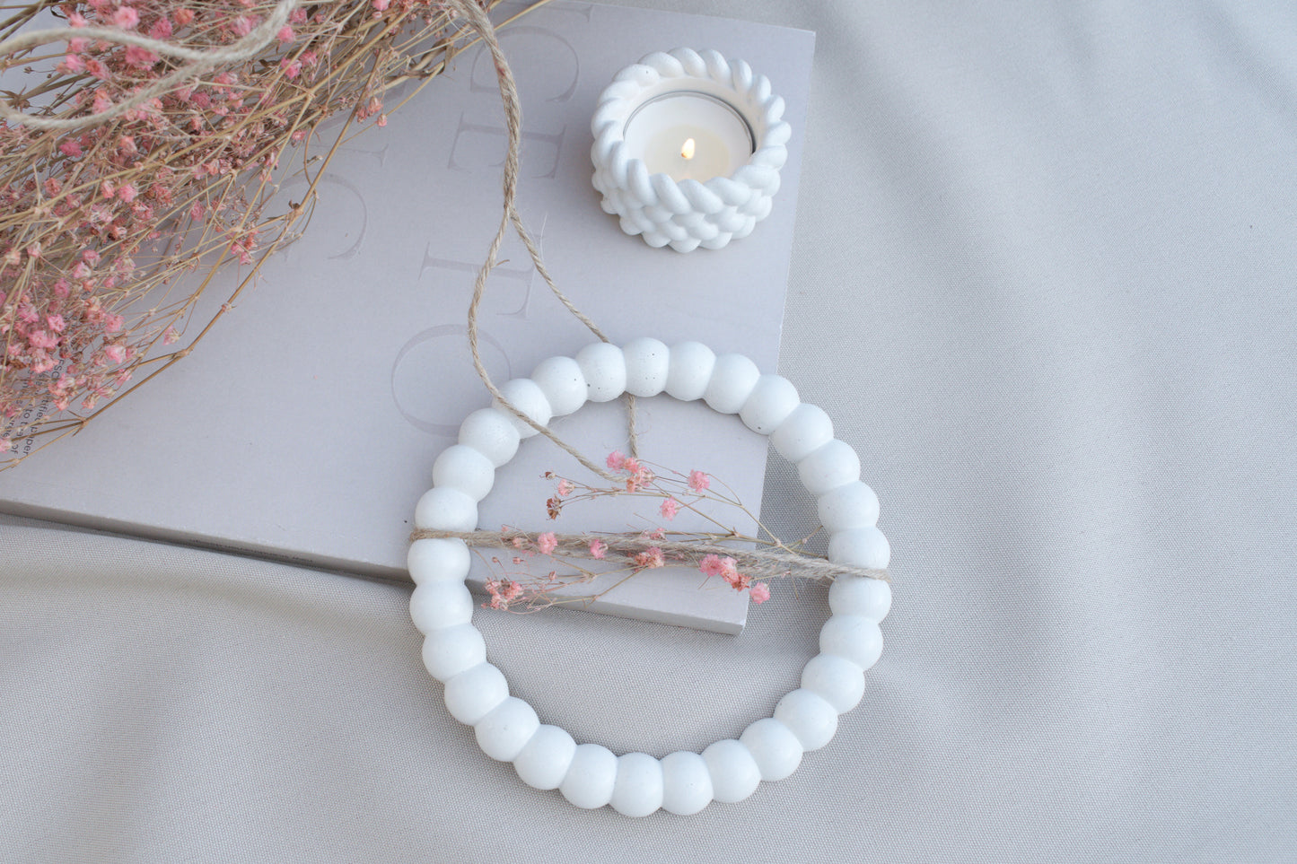 Kleiner Skandi Dekoring aus weißem Beton mit braunen Schnüren, Türdeko, Wanddeko für Blüten