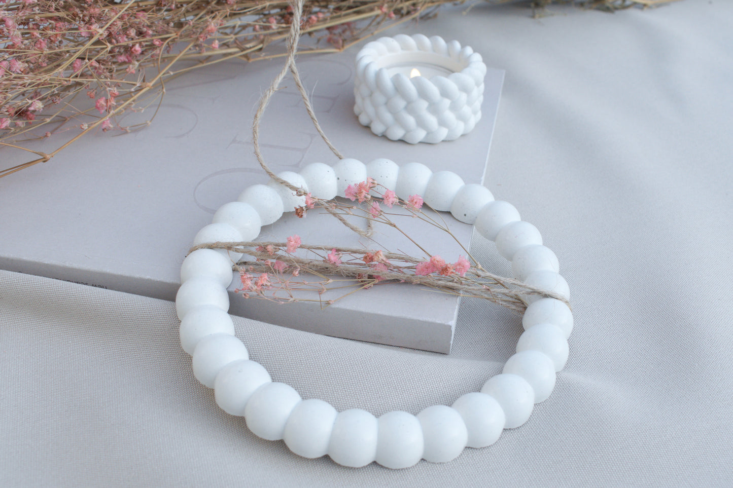 Kleiner Skandi Dekoring aus weißem Beton mit braunen Schnüren, Türdeko, Wanddeko für Blüten
