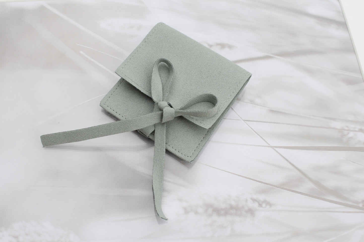 Schmucktasche aus Samt mit Schleife – Perfekt für Reisen & als liebevolle Geschenkverpackung