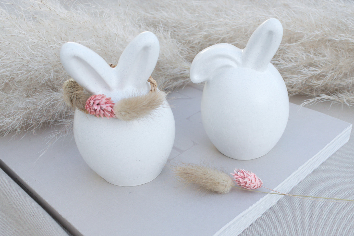 Zwei Osterhasen aus weißem Beton – Skandi Osterdeko, minimalistisch & zeitlos