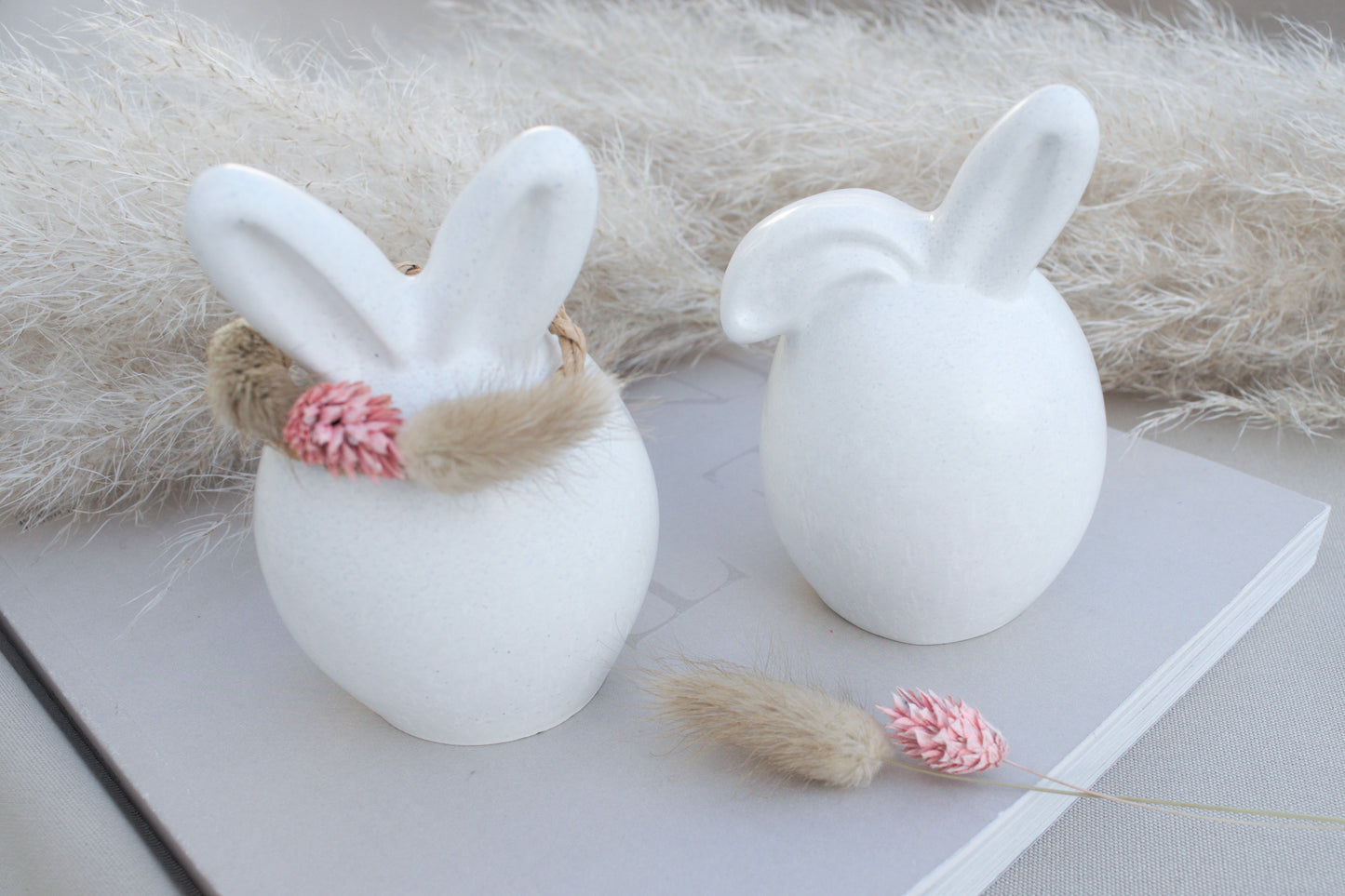 Zwei Osterhasen aus weißem Beton – Skandi Osterdeko, minimalistisch & zeitlos
