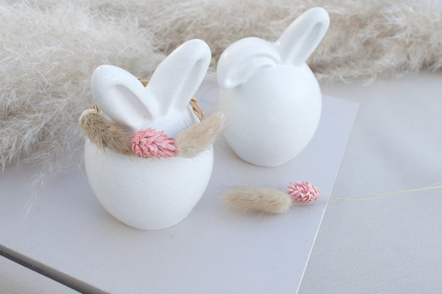 Zwei Osterhasen aus weißem Beton – Skandi Osterdeko, minimalistisch & zeitlos