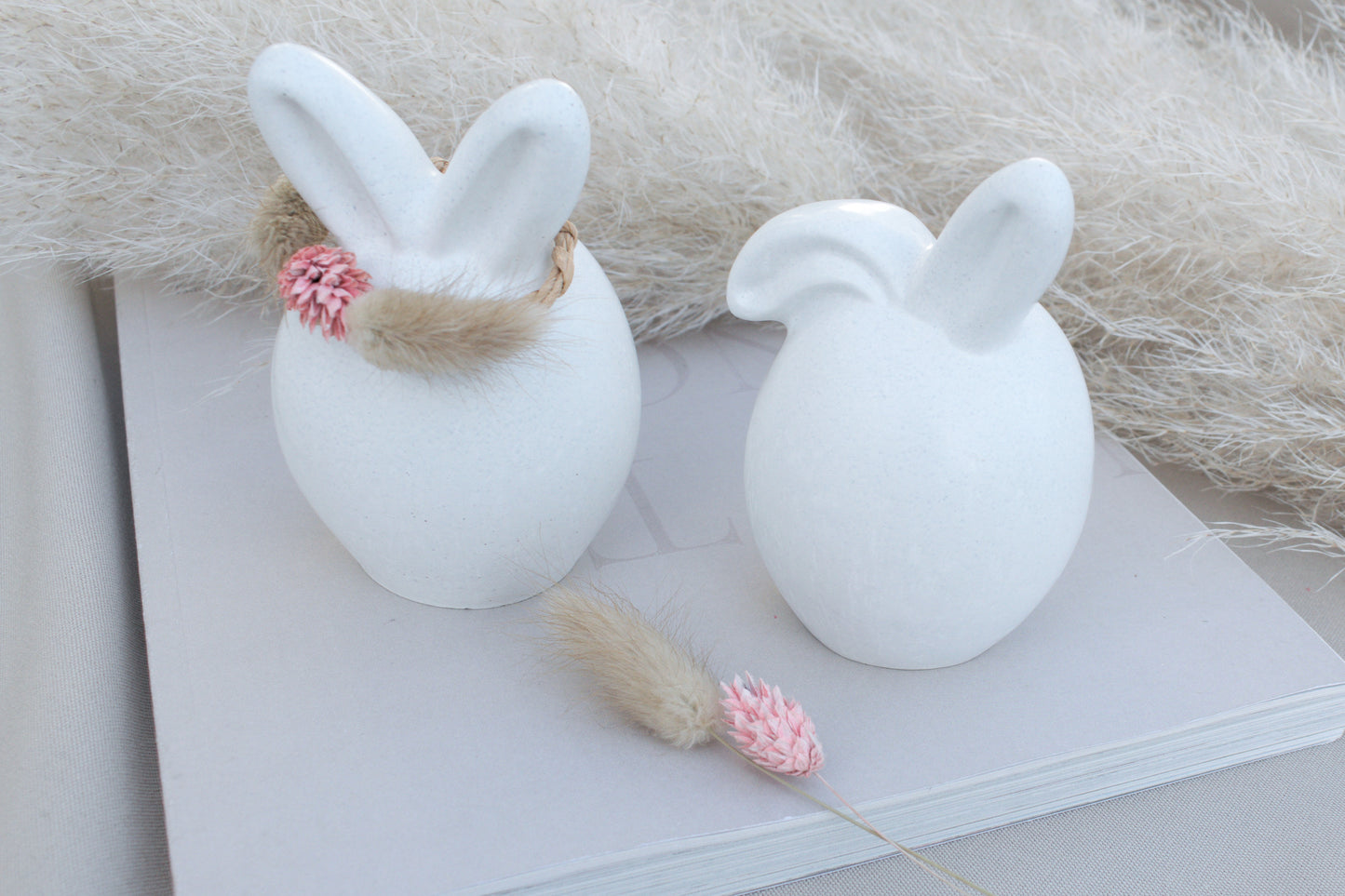 Zwei Osterhasen aus weißem Beton – Skandi Osterdeko, minimalistisch & zeitlos