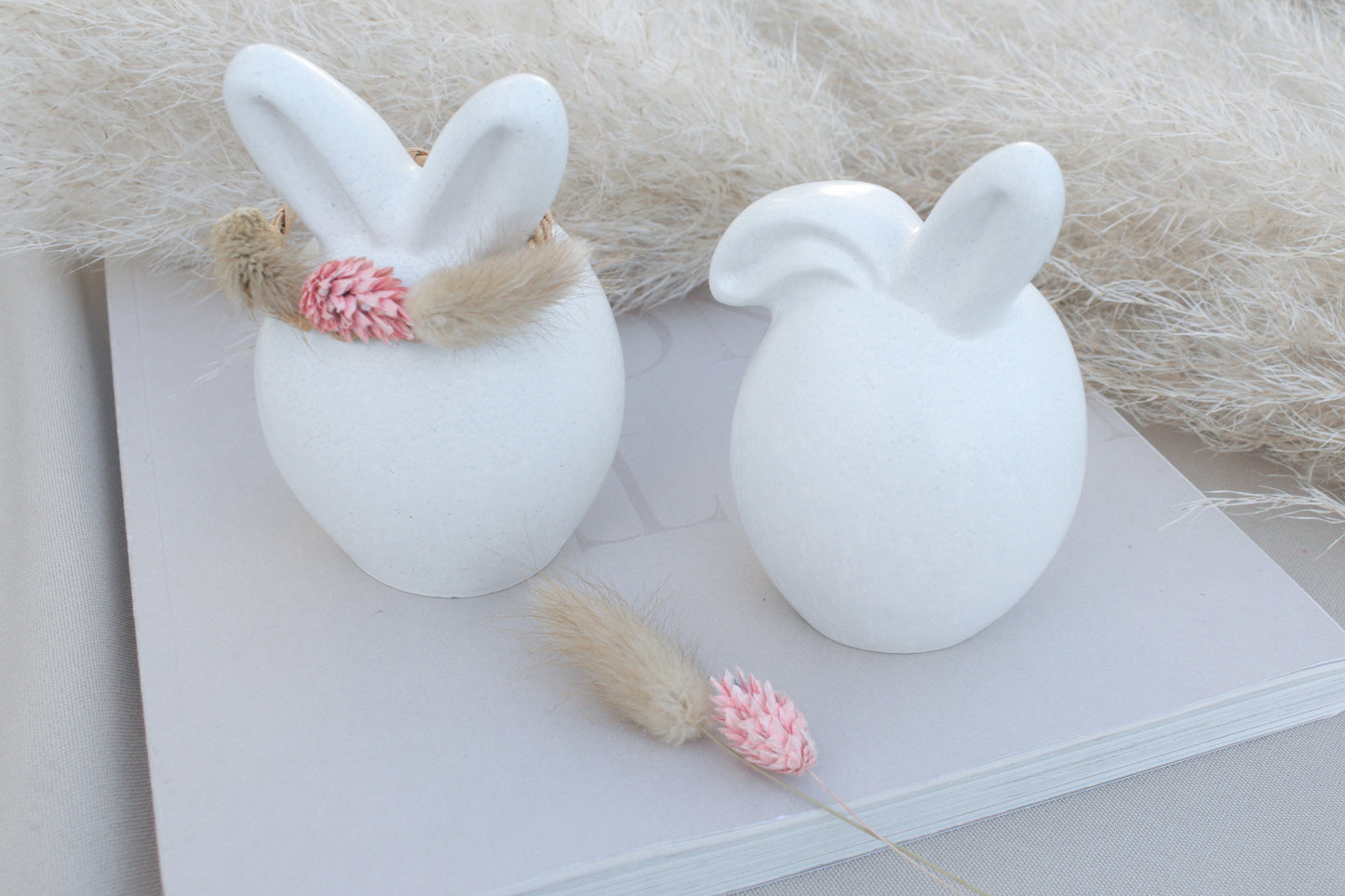 Zwei Osterhasen aus weißem Beton – Skandi Osterdeko, minimalistisch & zeitlos