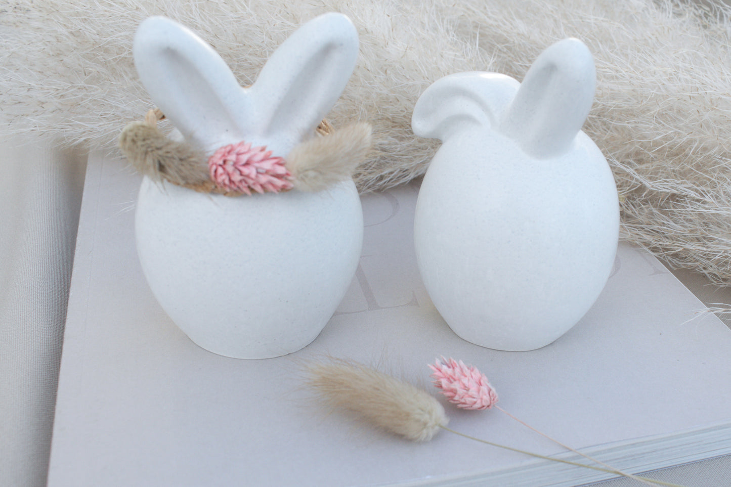 Zwei Osterhasen aus weißem Beton – Skandi Osterdeko, minimalistisch & zeitlos
