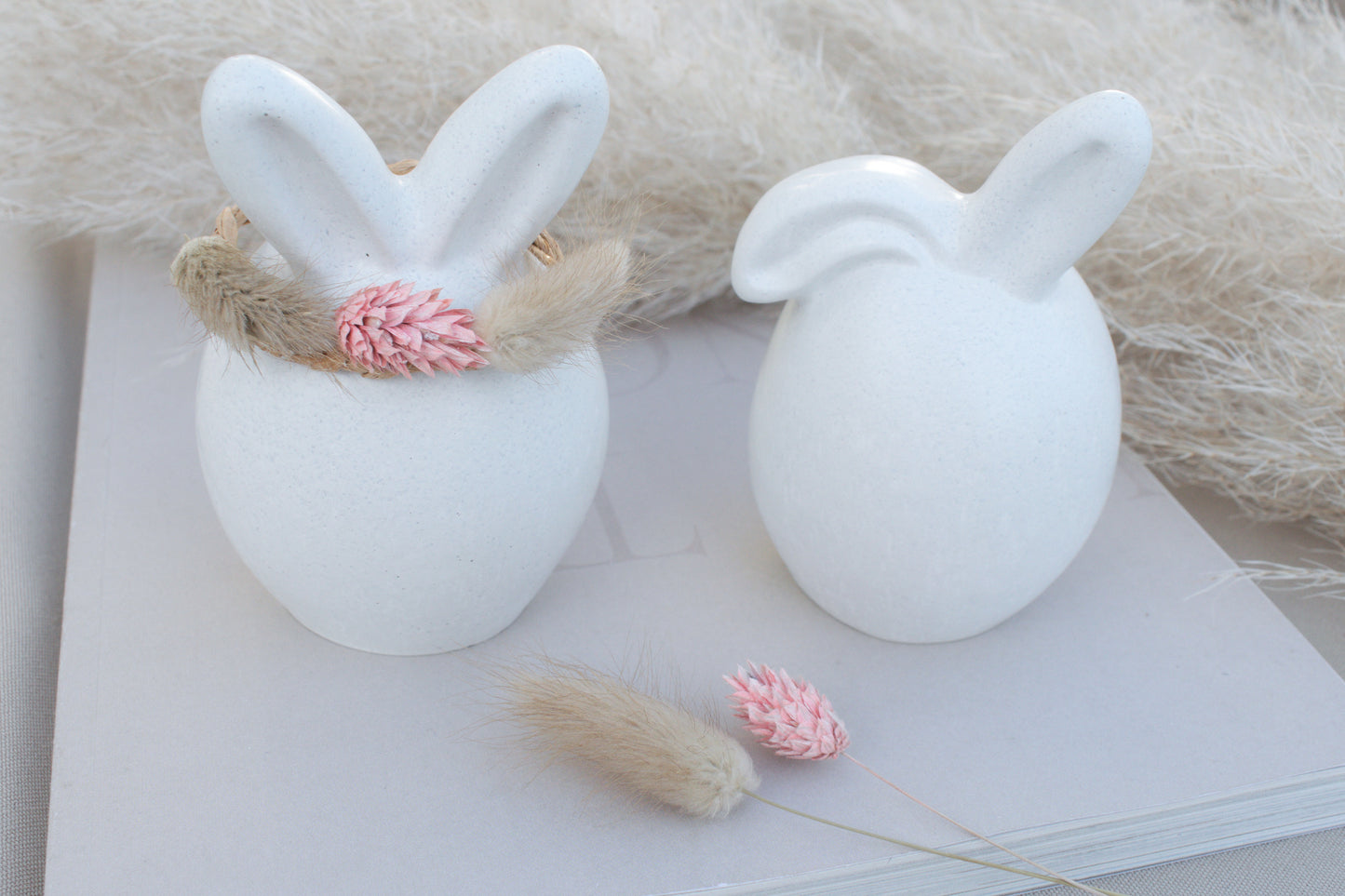 Zwei Osterhasen aus weißem Beton – Skandi Osterdeko, minimalistisch & zeitlos