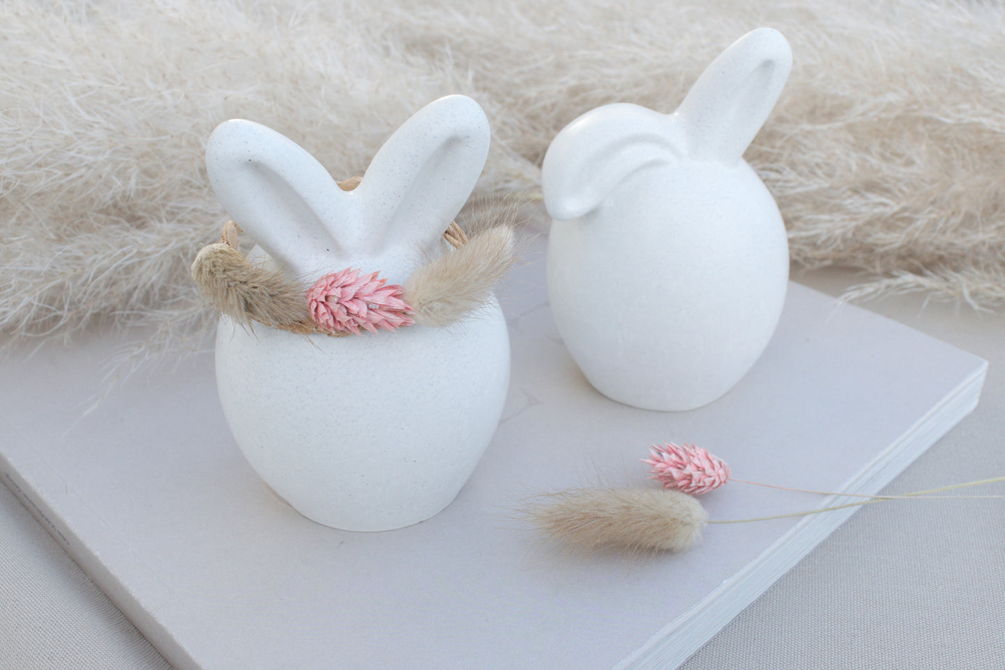 Zwei Osterhasen aus weißem Beton – Skandi Osterdeko, minimalistisch & zeitlos