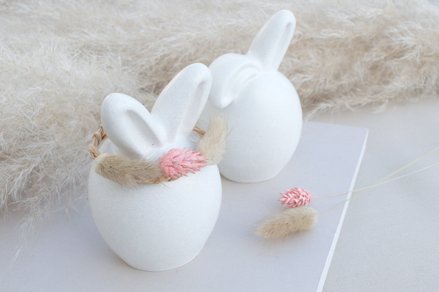 Zwei Osterhasen aus weißem Beton – Skandi Osterdeko, minimalistisch & zeitlos