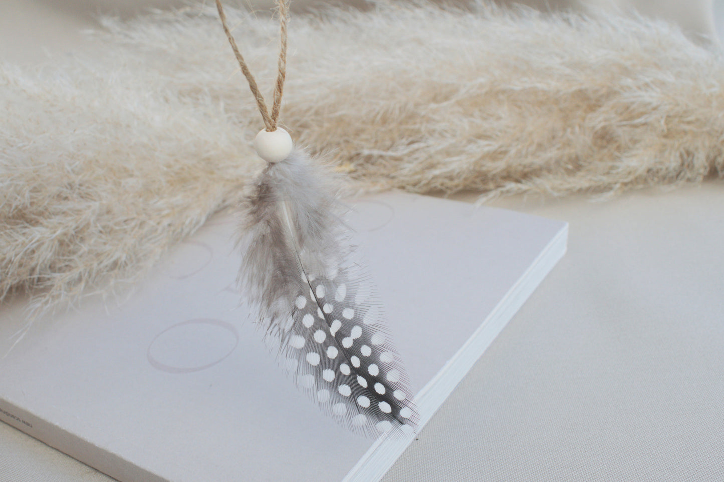 Osterdeko Anhänger Set aus gepunkteten Perlhuhn-Federn mit Naturholzperle