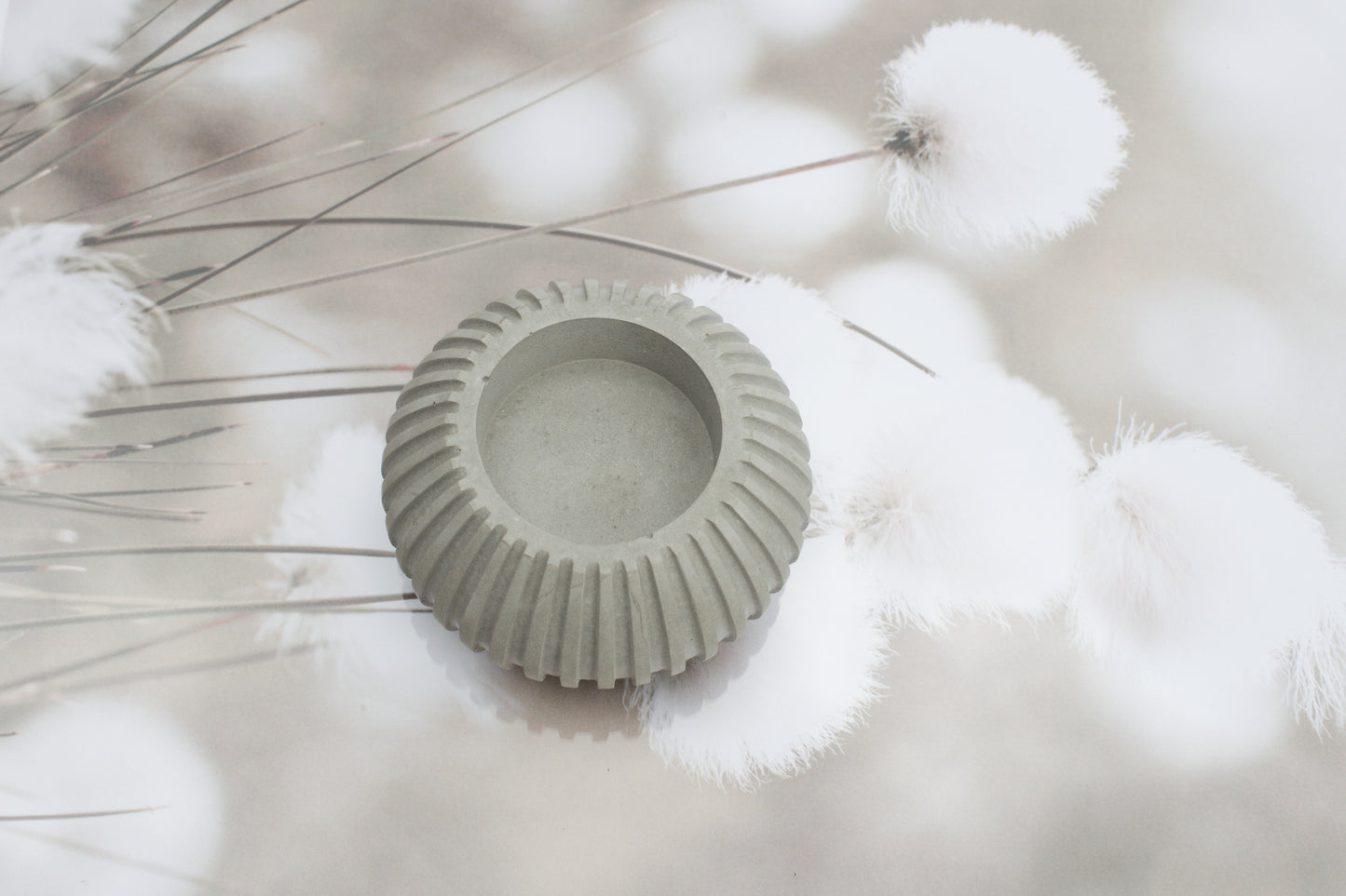 Geriffelte Schale und Teelichthalter aus grauem Beton – Skandi Deko, minimalistisch, elegant