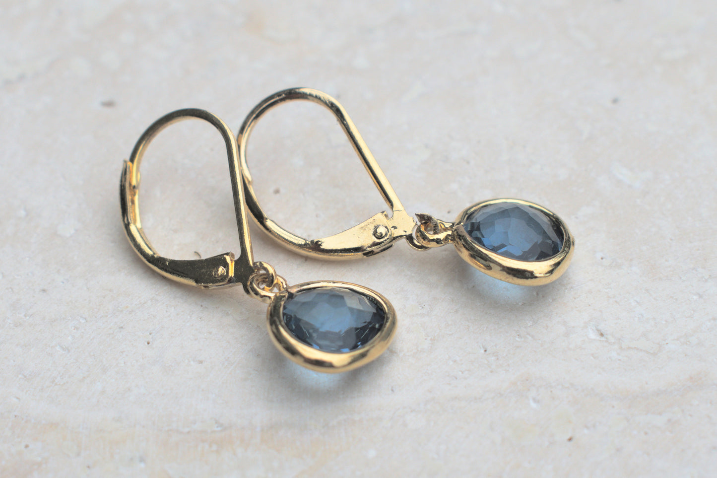 Hängende goldene Ohrringe mit blauem Stein für Damen