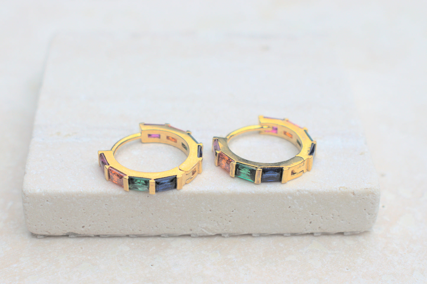 Goldene Ohrringe mit Regenbogen Farben