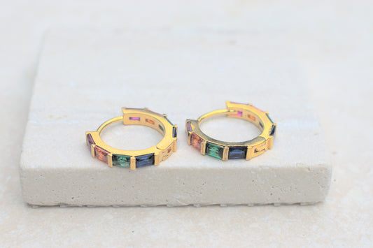 Goldene Ohrringe mit Regenbogen Farben