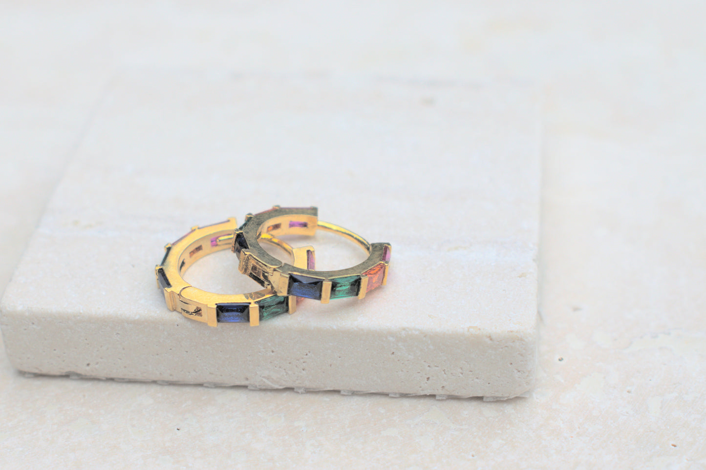 Goldene Ohrringe mit Regenbogen Farben