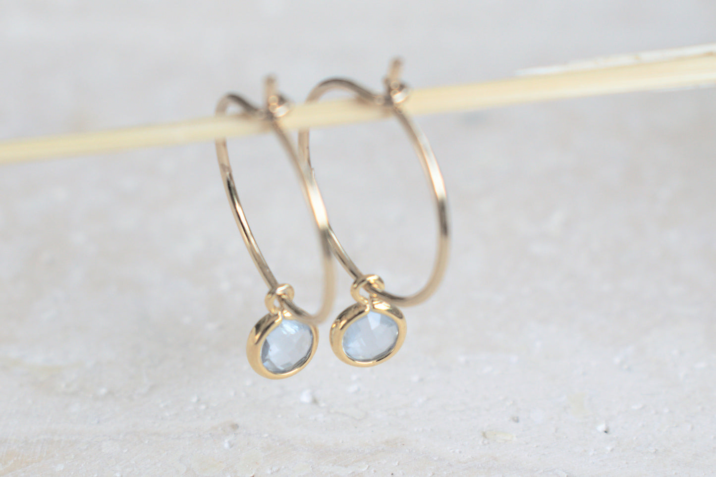 Elegante goldene Creolen Ohhringe mit hellblauem Anhänger