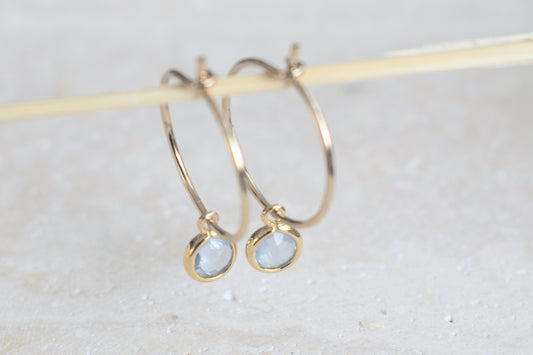 Elegante goldene Creolen Ohhringe mit hellblauem Anhänger