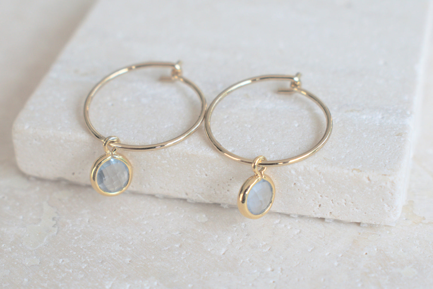 Elegante goldene Creolen Ohhringe mit hellblauem Anhänger