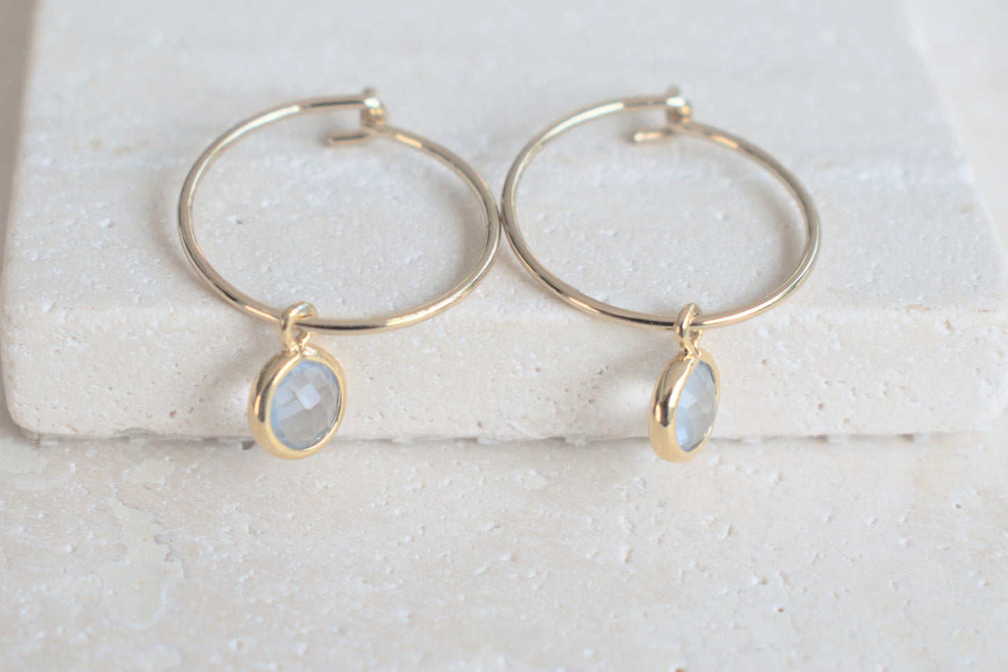 Elegante goldene Creolen Ohhringe mit hellblauem Anhänger