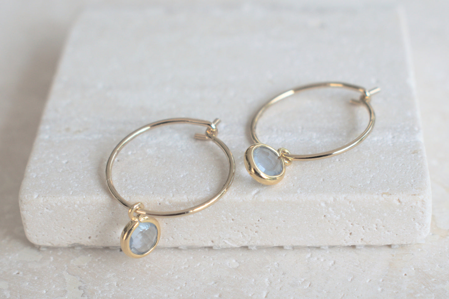 Elegante goldene Creolen Ohhringe mit hellblauem Anhänger